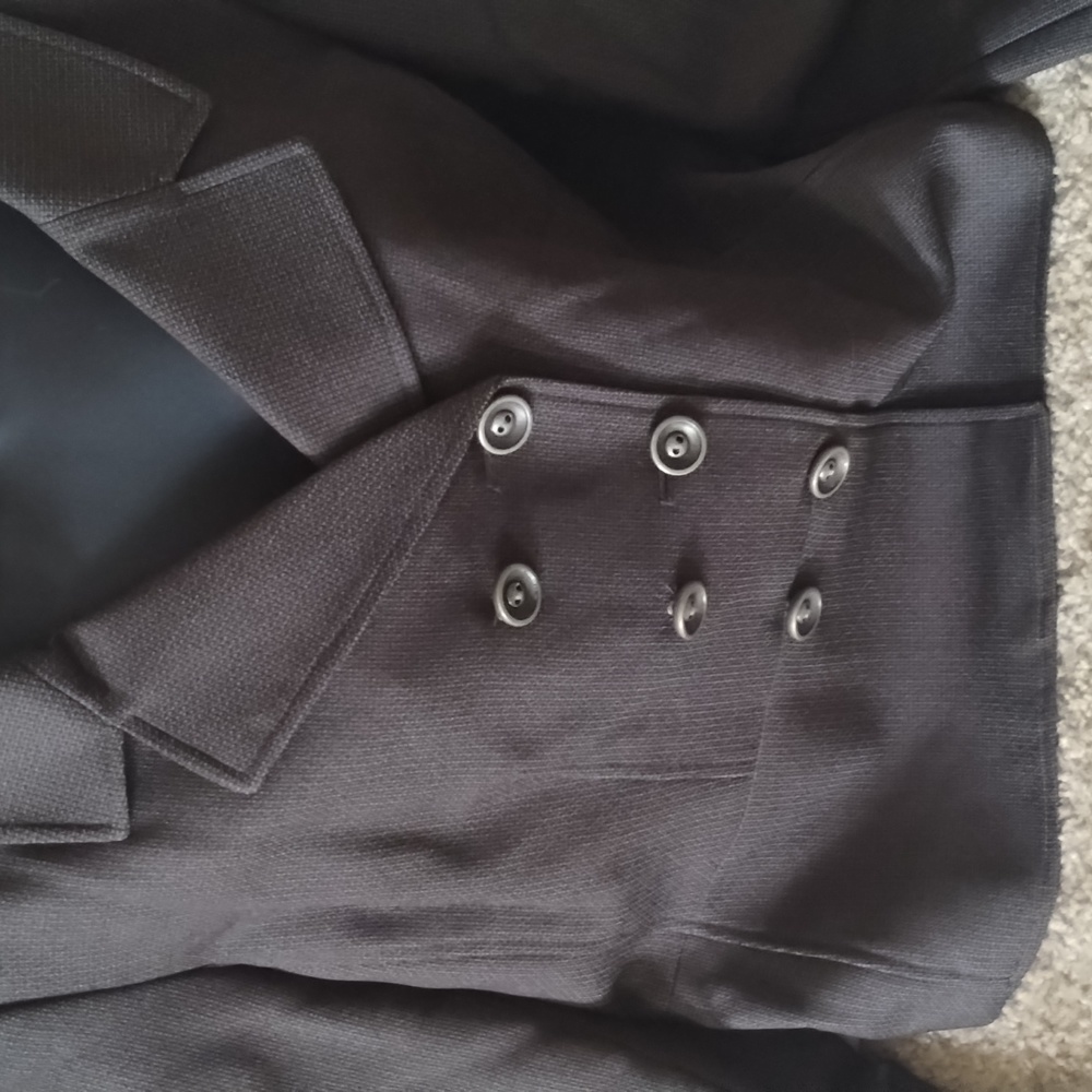 Women's blazer EXAMINE PICS . I would say color brown but unsure